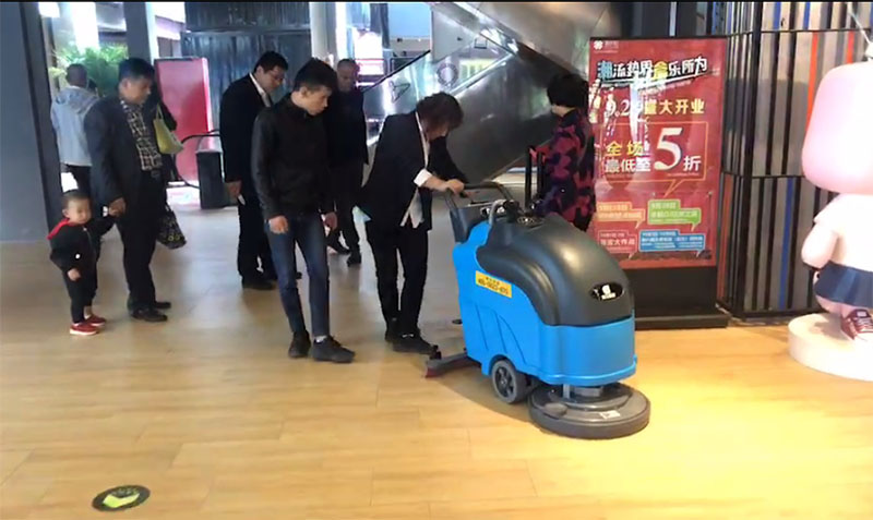 商場(chǎng)超市洗地機(jī)客戶案例