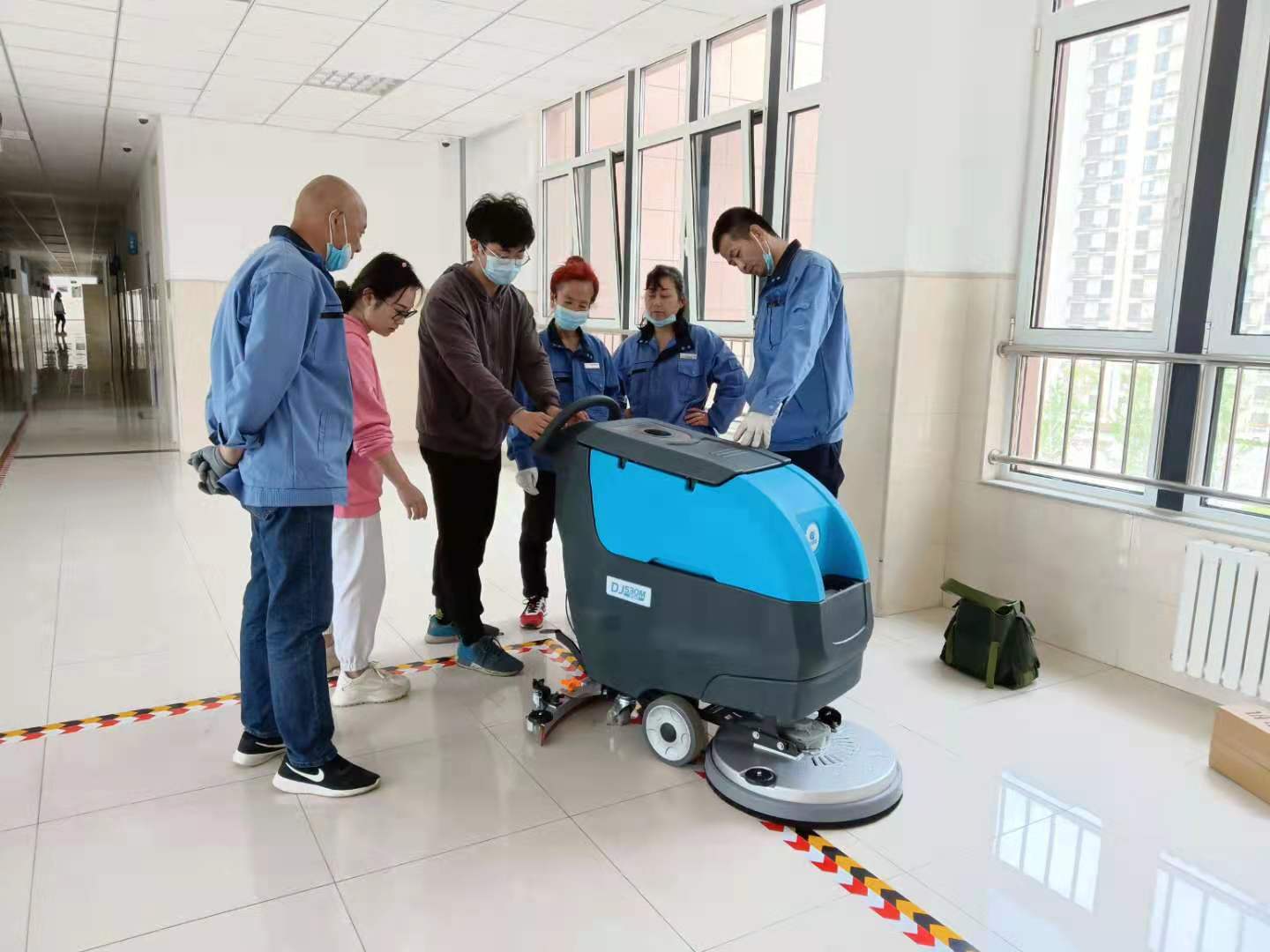 青島工廠商務(wù)辦公樓選擇鼎潔盛世洗地機(jī)18