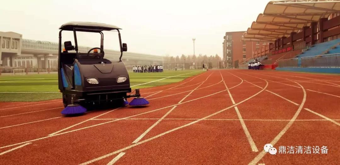 濟(jì)南大學(xué)城某中學(xué)選擇鼎潔盛世掃地車清掃操場82